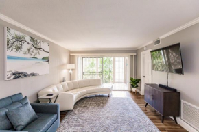 Bright 2 bedroom 2 bath condo with pool